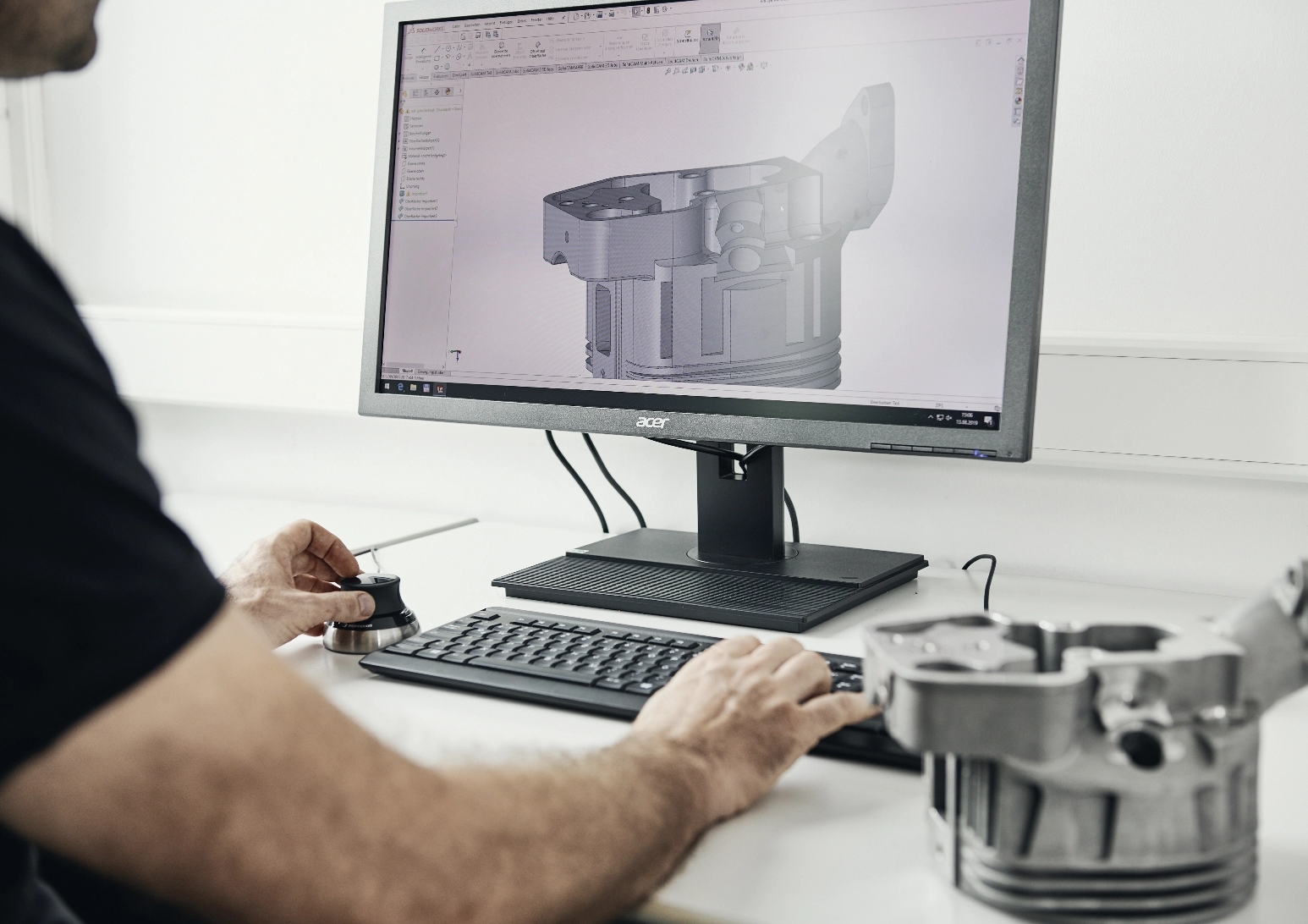 CAD-Konstruktion eines Bauteils Ingenieur arbeitet mit CAD-Software an Traktor-Ersatzteil