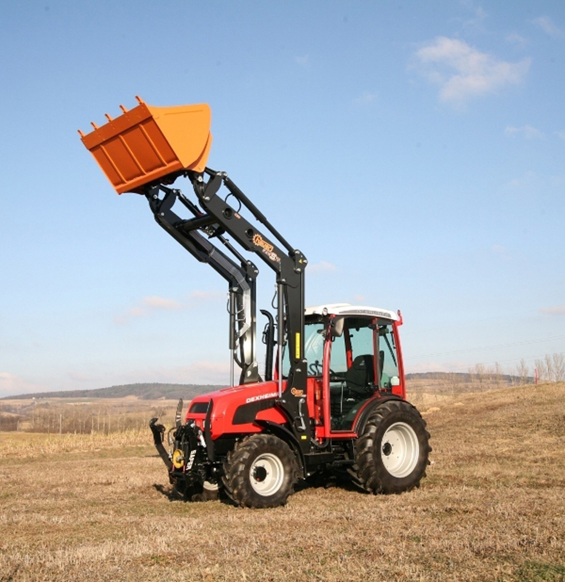 Dexheimer 509 POM-S-70 mit Schaufel oben Traktor hebt Schaufel senkrecht in Fahrposition