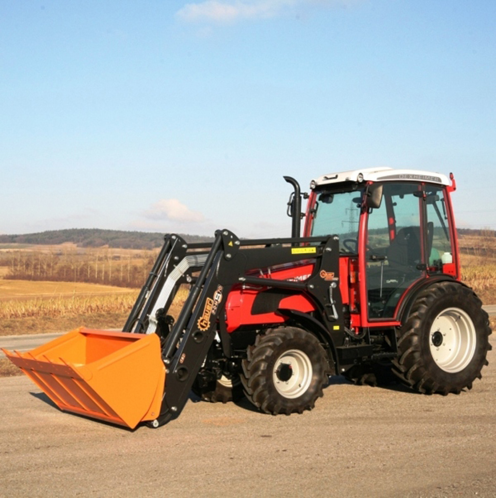 Dexheimer 509 POM-S-70 mit Frontlader Einsatzbereiter Traktor mit Schaufel im Außengelände