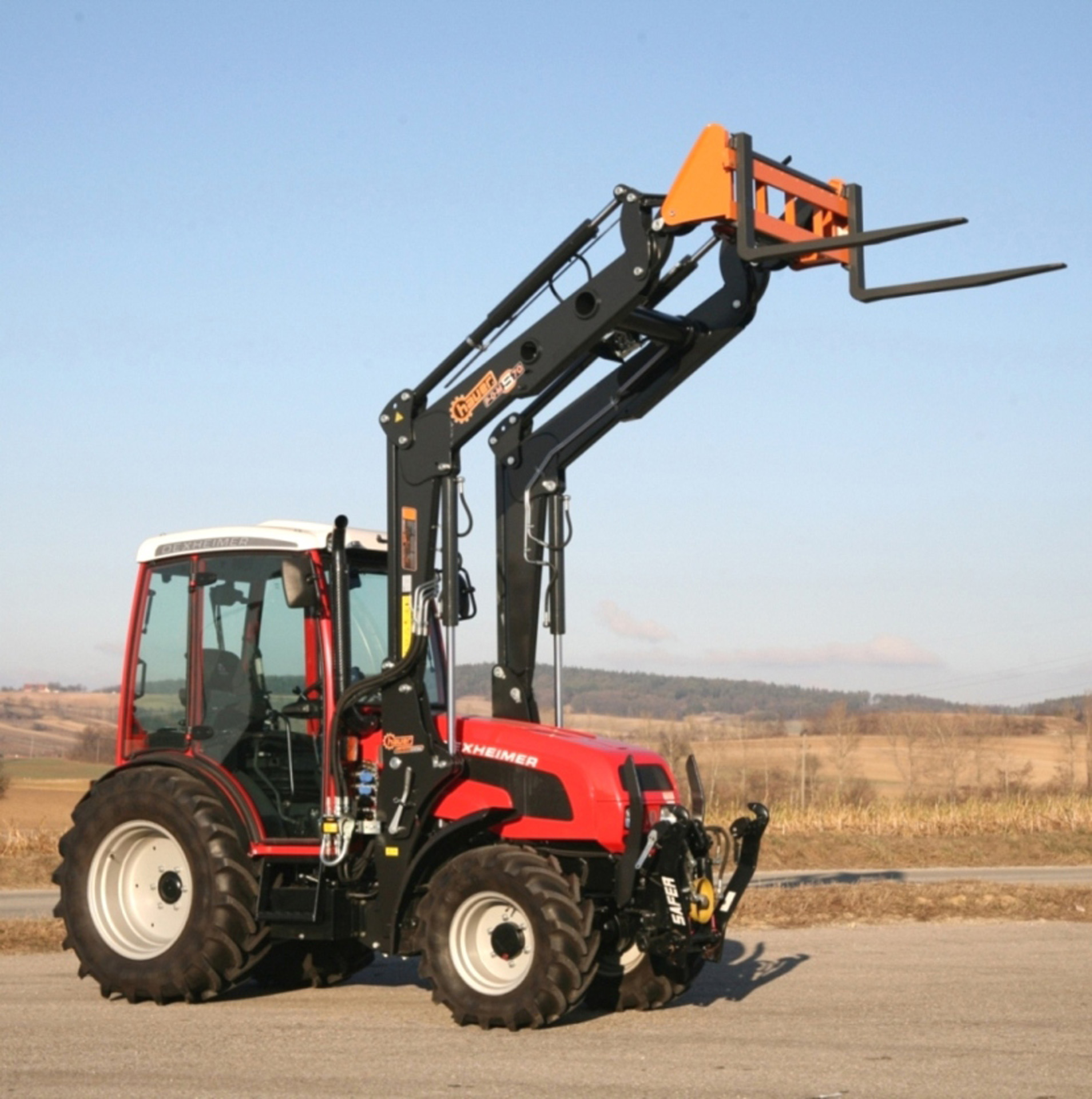 Dexheimer 509 POM-S-70 mit Hubarm Traktor mit angehobener Lastgabel auf Feldweg
