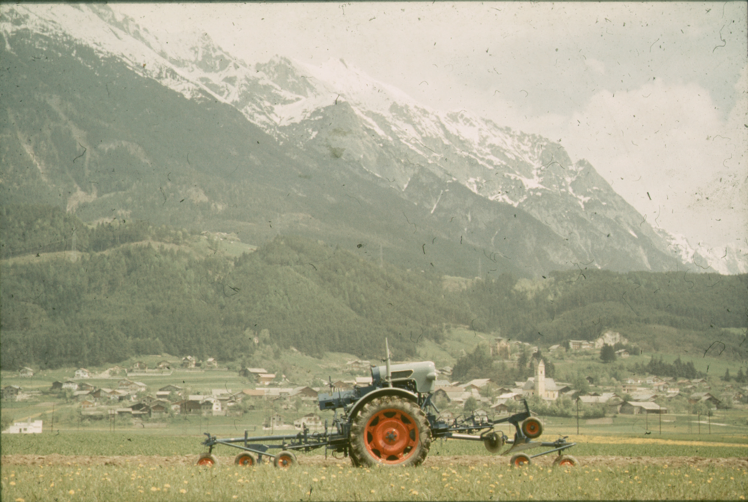 EICHER Traktor Chronik 1964 Historisches Foto eines EICHER Traktors vor Bergkulisse 1964