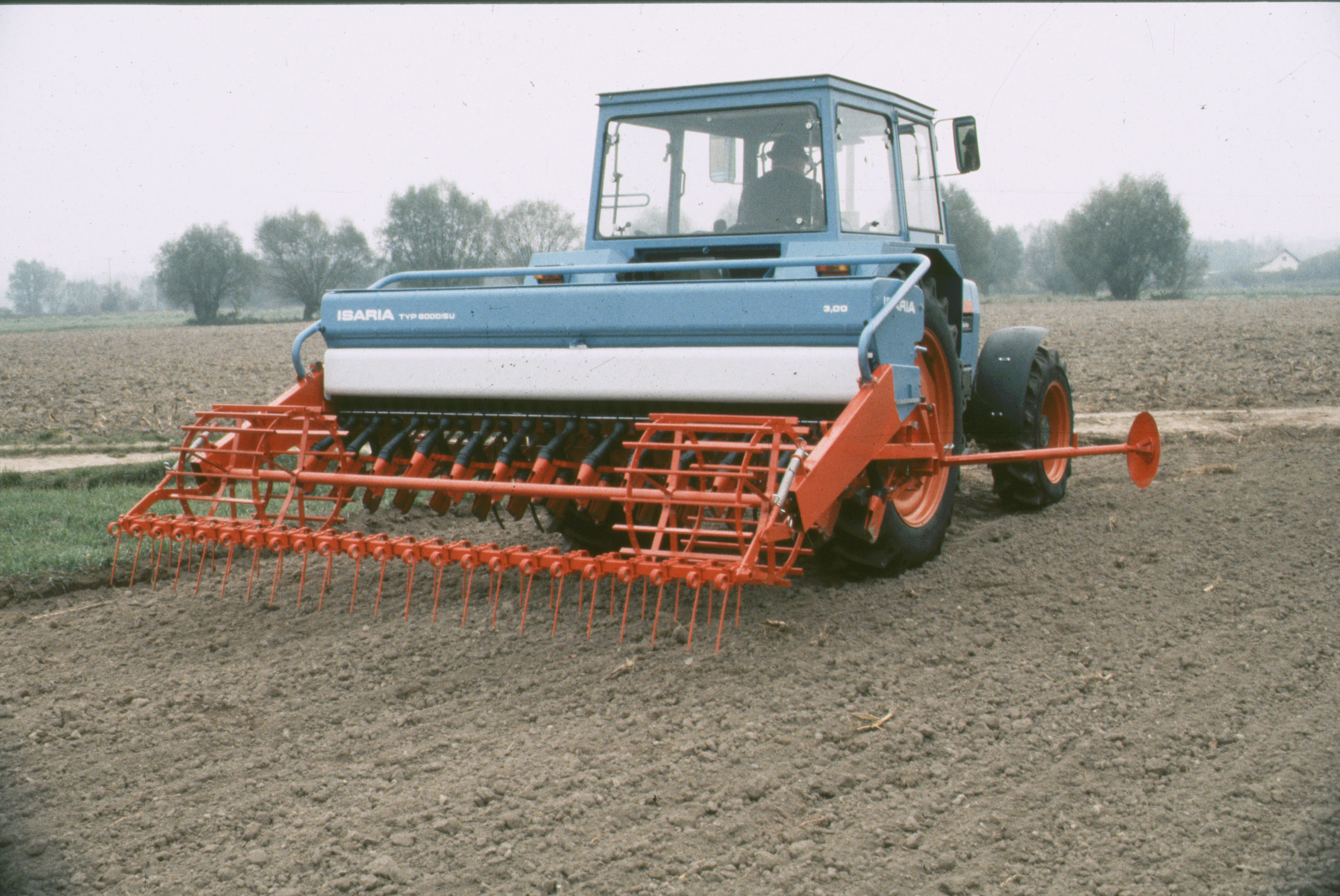 EICHER Traktor Chronik 1987 EICHER Schlepper bei der Feldarbeit 1987
