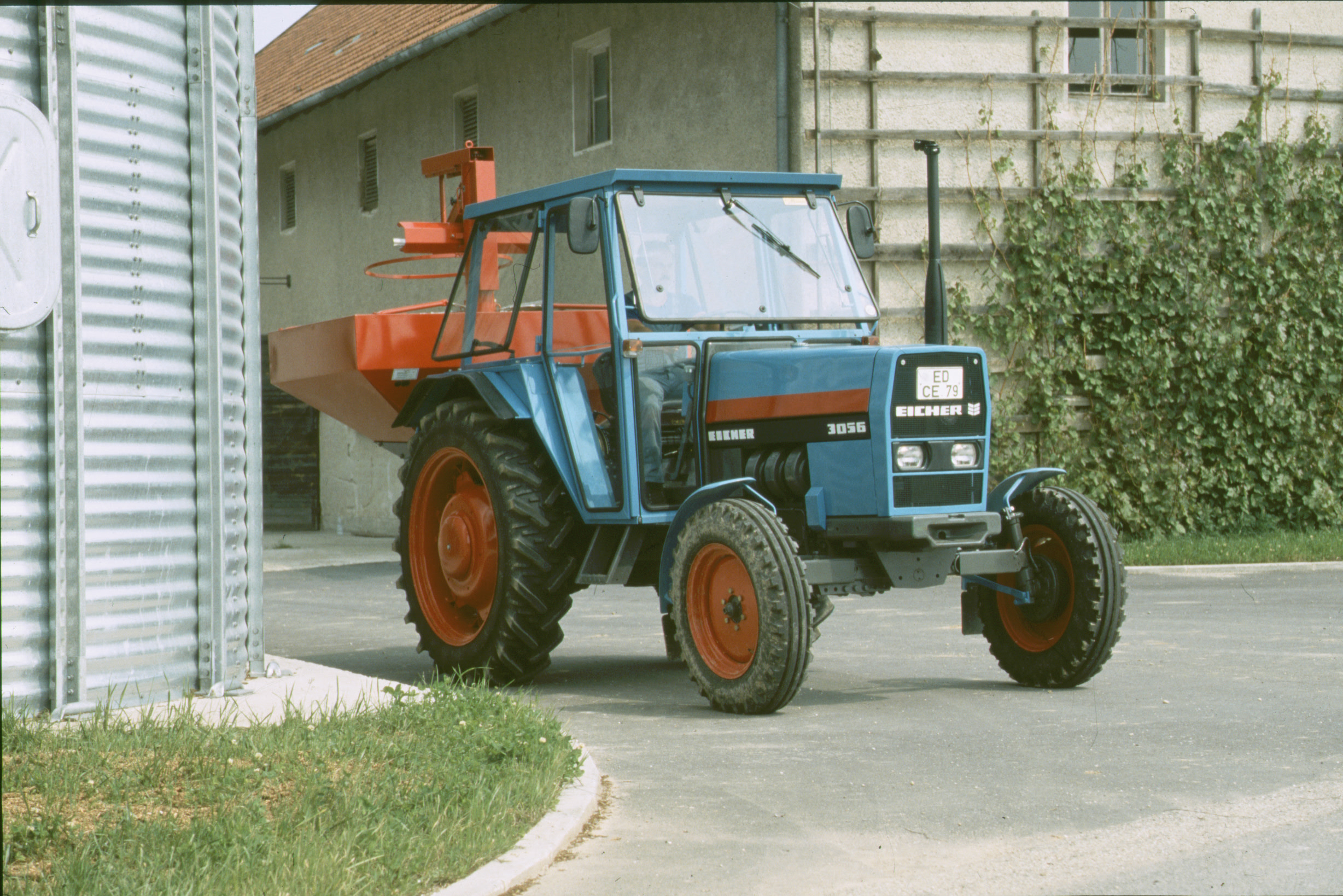 EICHER Traktor Dia 0209 Historischer EICHER Traktor im Einsatz vor einem Gebäude