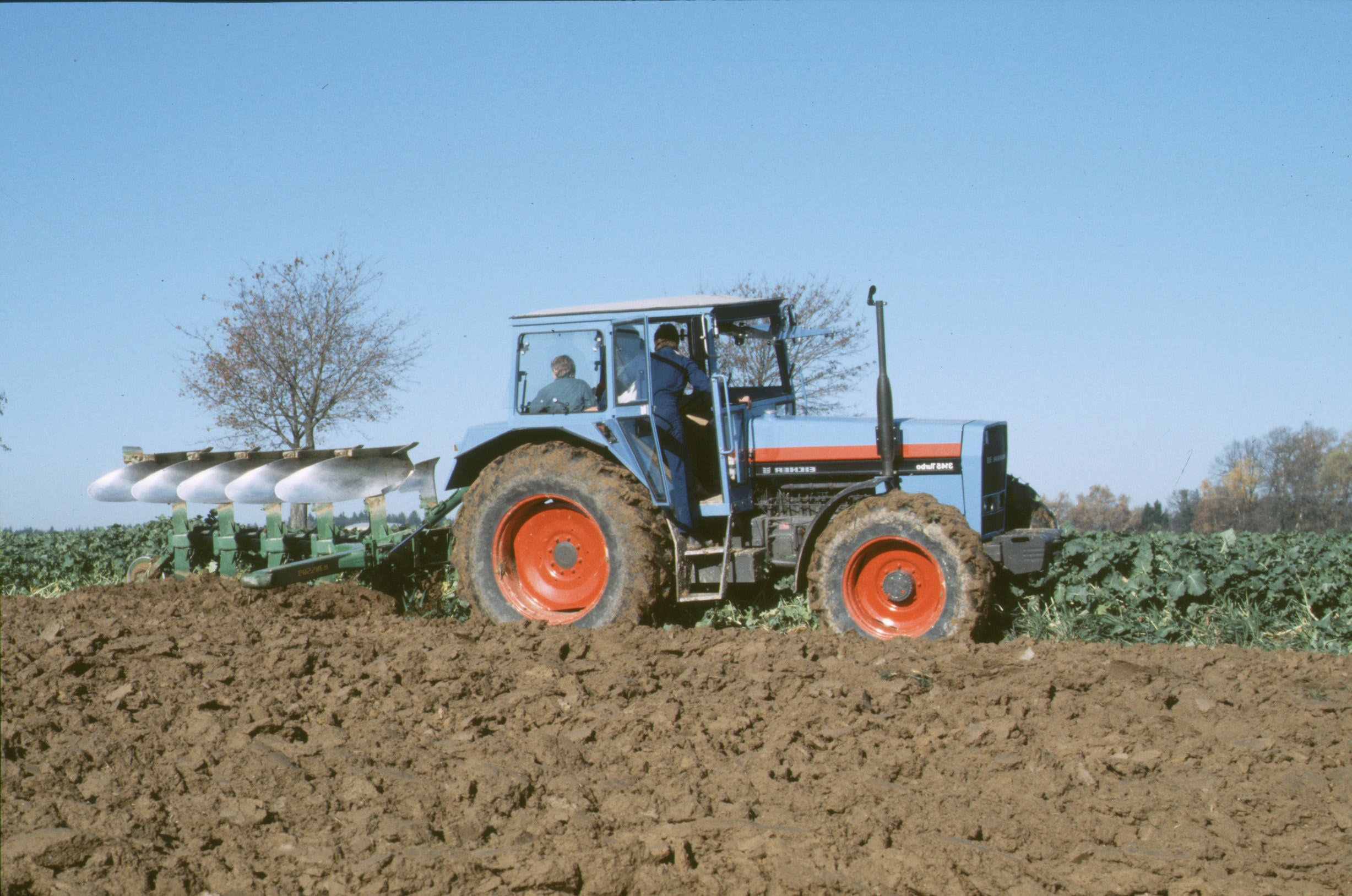 EICHER Traktor Slider 1 EICHER Schlepper auf dem Acker beim Pflügen