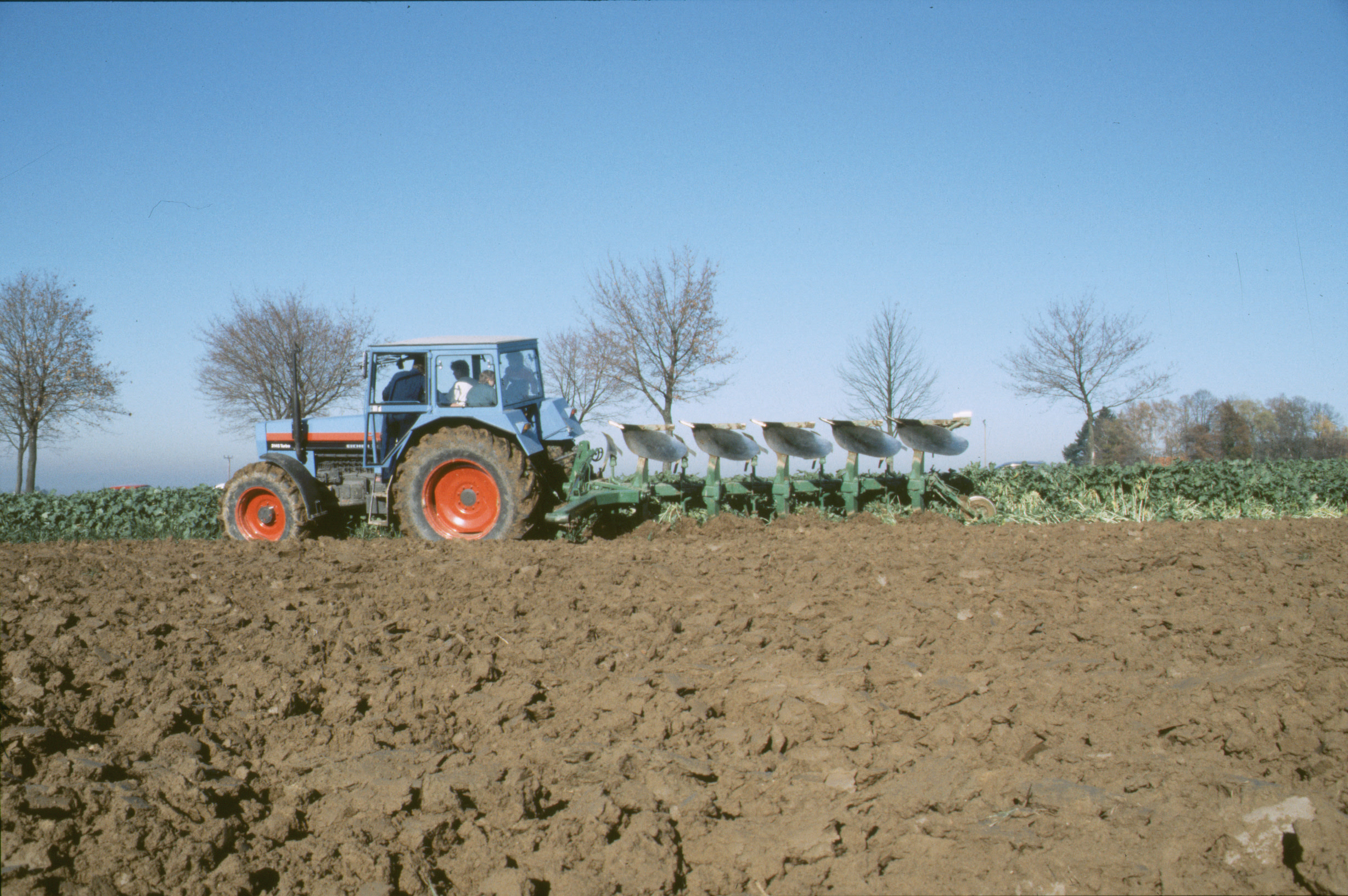 EICHER Traktor beim Pflügen EICHER Schlepper in Aktion bei landwirtschaftlicher Arbeit