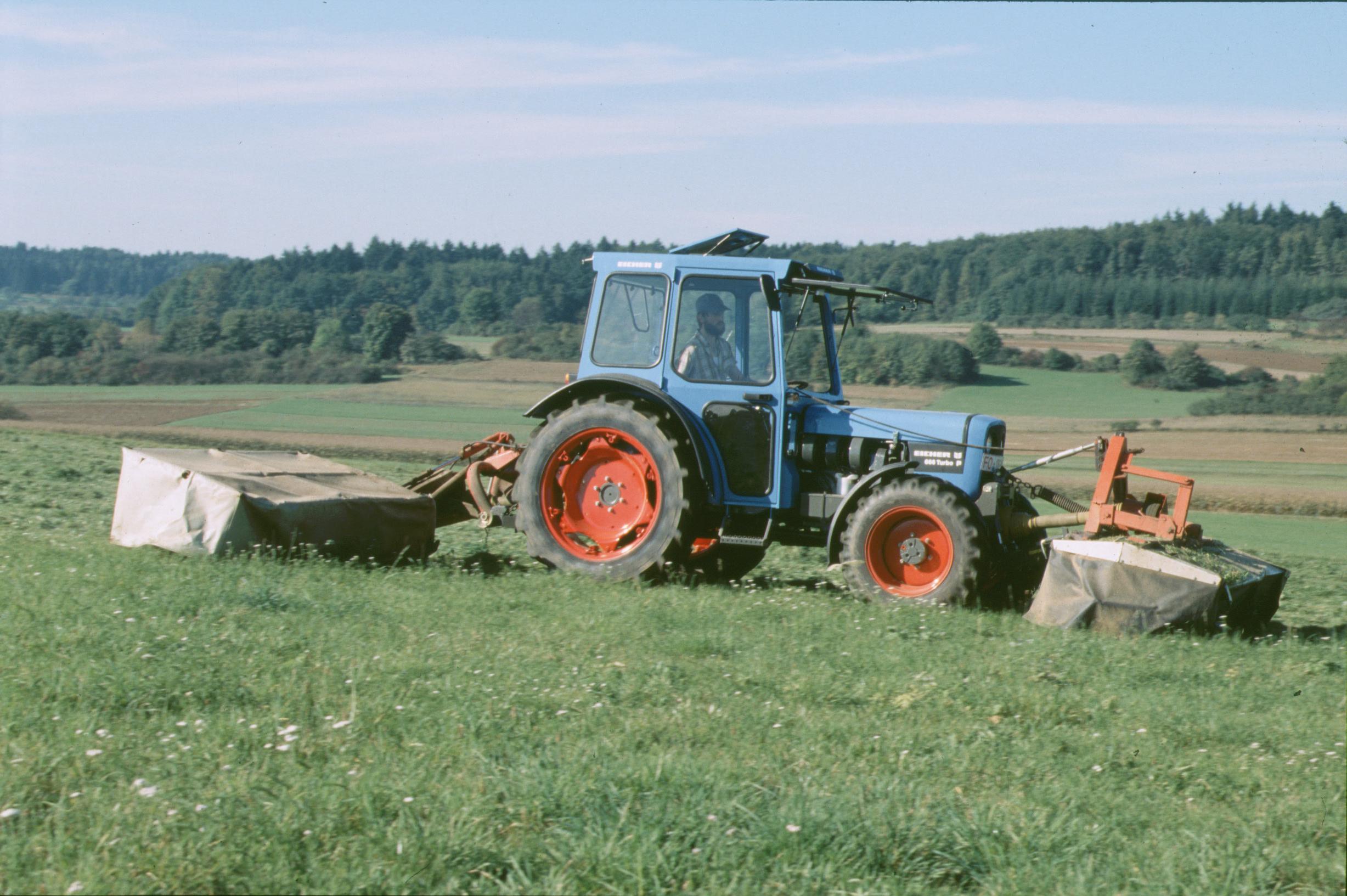 EICHER Traktor Slider 4 EICHER Schlepper bei der Arbeit auf einer Wiese