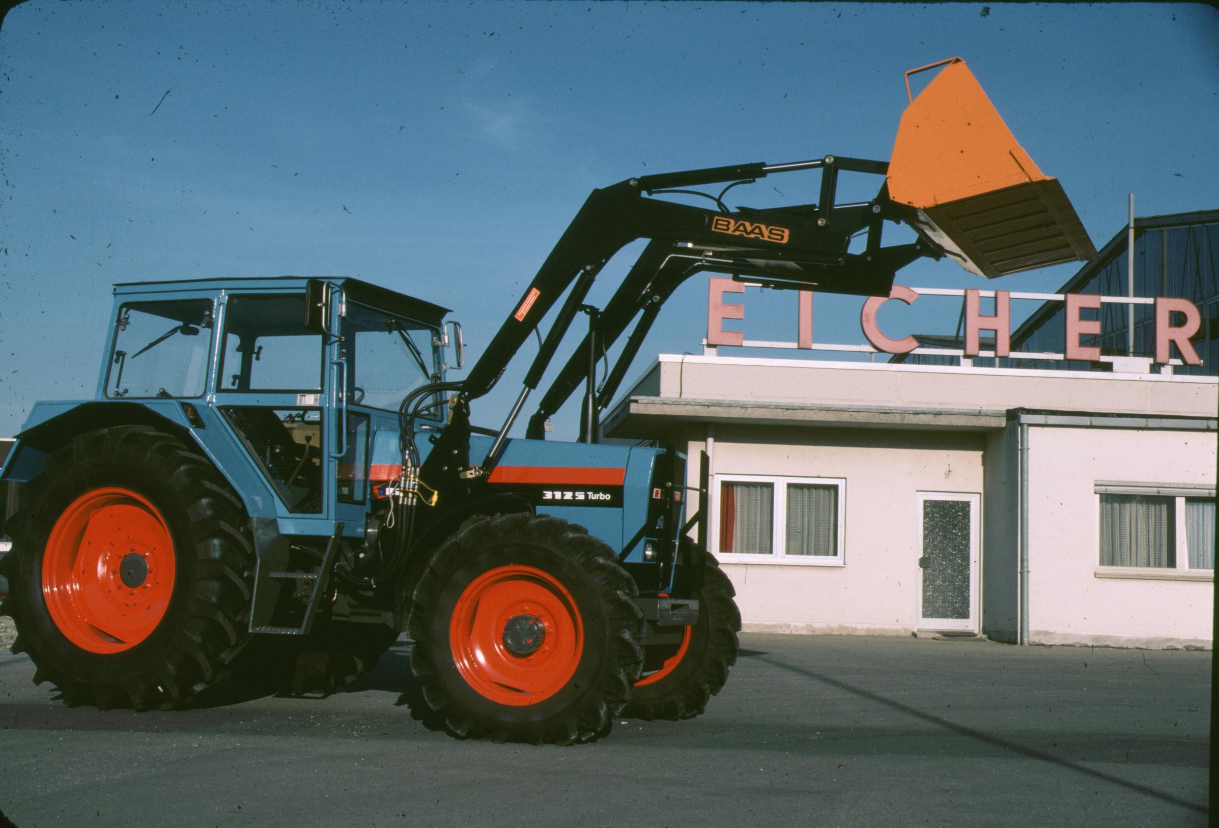 EICHER Traktor Slider 5 Moderner EICHER Traktor mit Frontlader vor Gebäude