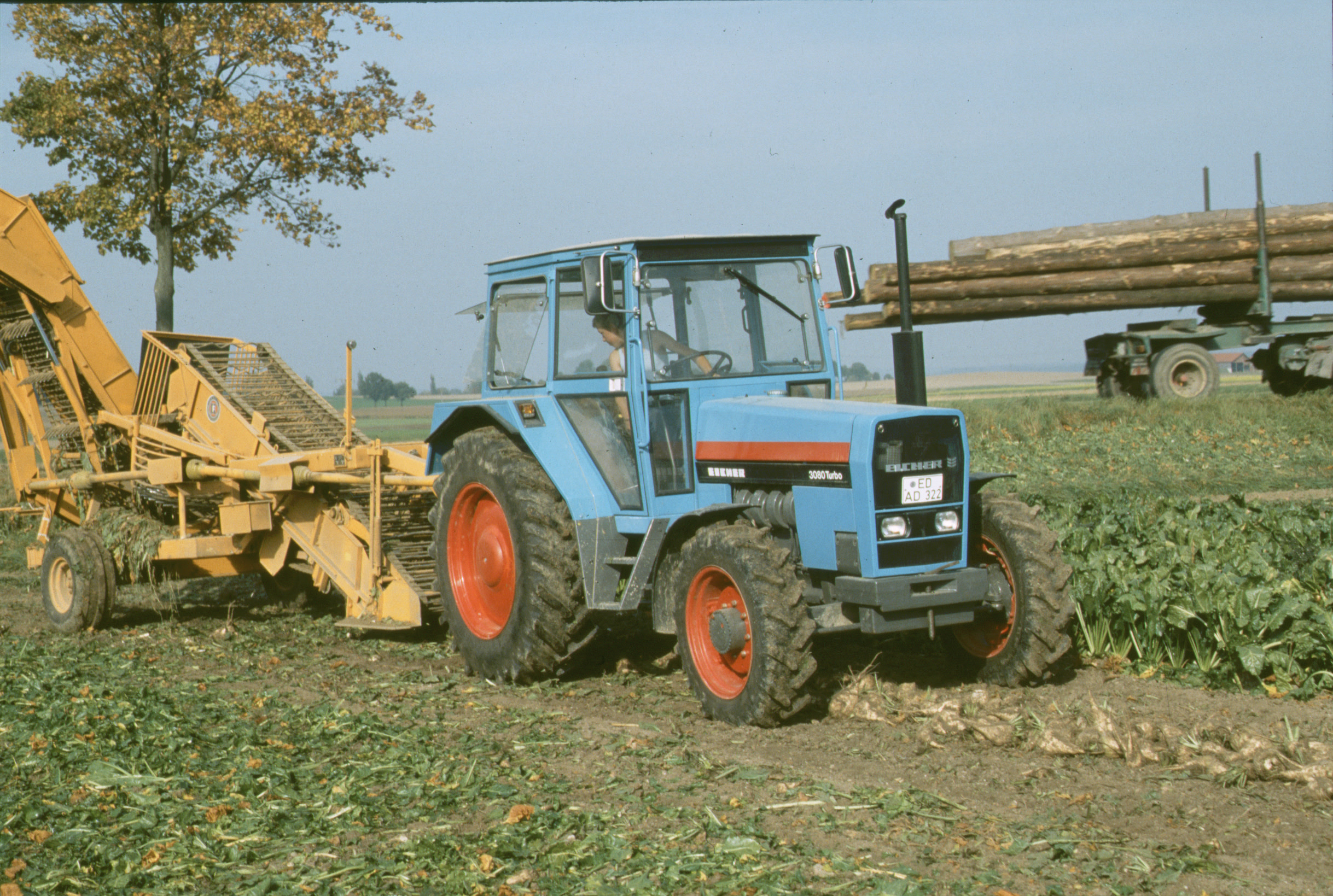 EICHER Traktor Slider 6 EICHER Traktor mit angebautem Gerät bei der Feldarbeit
