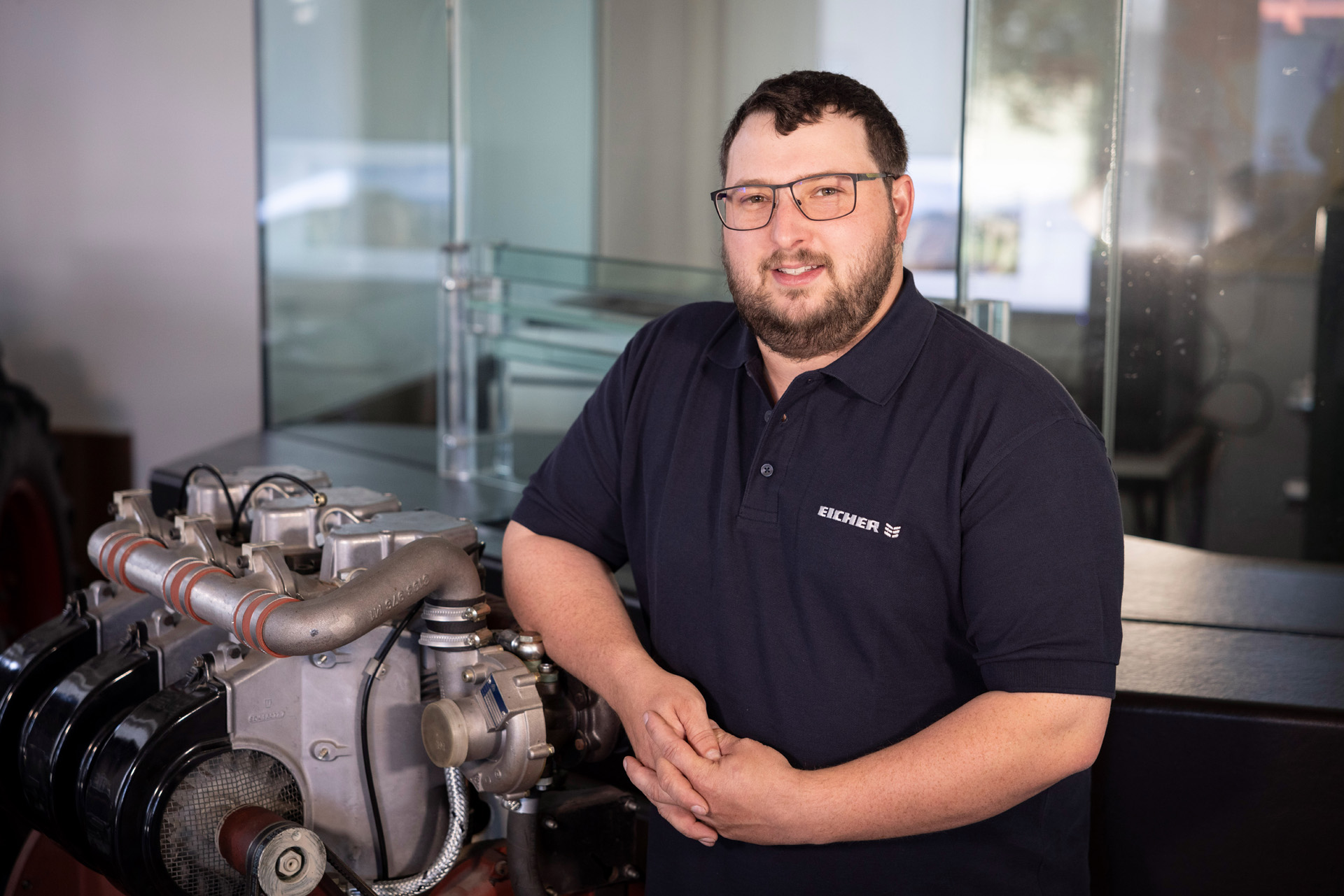 Mitarbeiter der Eicher Vertriebs GmbH in der Teileberatung