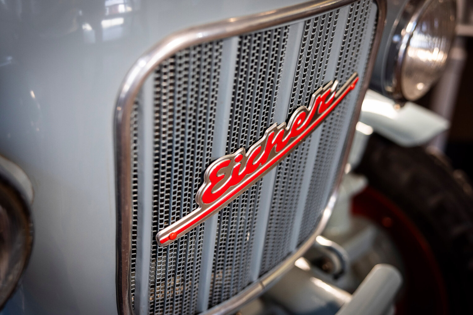 Detailaufnahme des EICHER Logos am Traktor