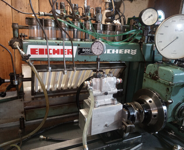 Techniker arbeitet an Einspritzpumpe im Prüfstand