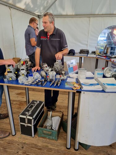 Mitarbeiter präsentieren EICHER Produkte am Stand