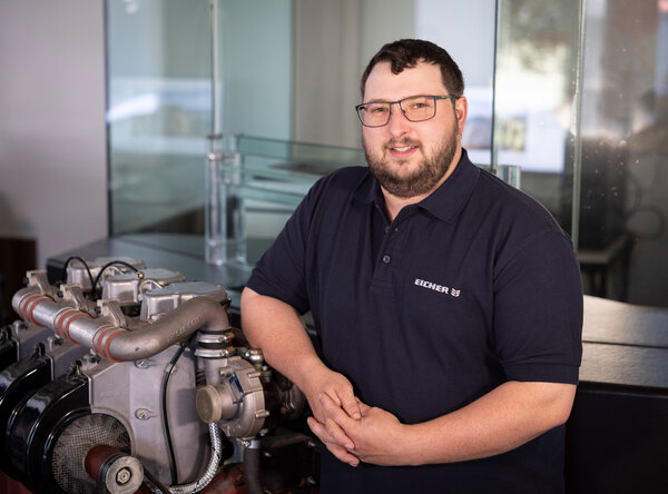 Mitarbeiter der Eicher Vertriebs GmbH in der Teileberatung