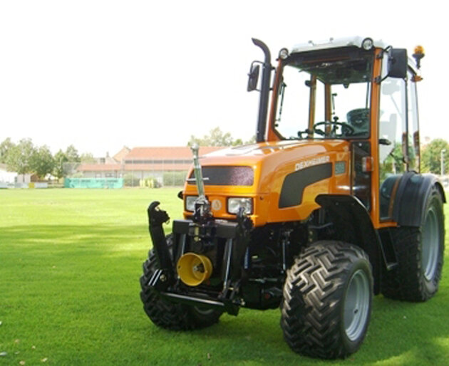 Gelber Kommunaltraktor schräg von vorne links fotografiert