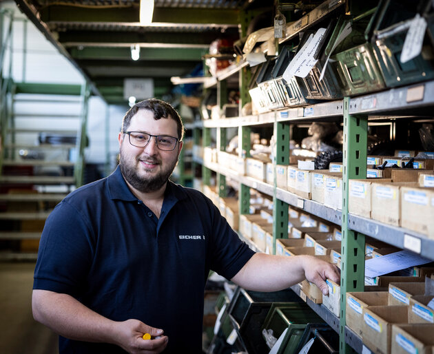 Mitarbeiter im Ersatzteillager der Eicher Vertriebs GmbH