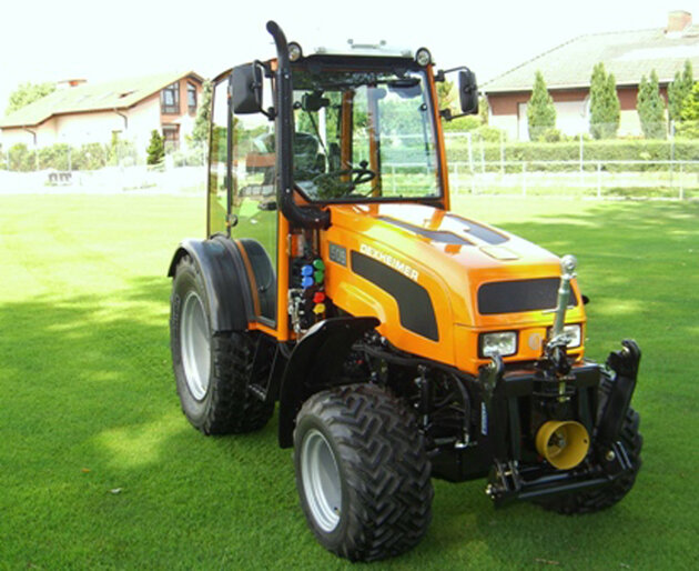 Gelber Kommunaltraktor von vorne rechts aufgenommen