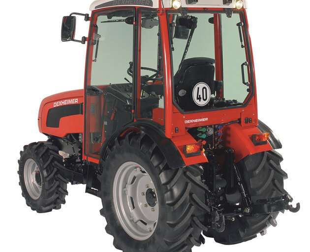 Freigestellter Traktor mit Rückansicht