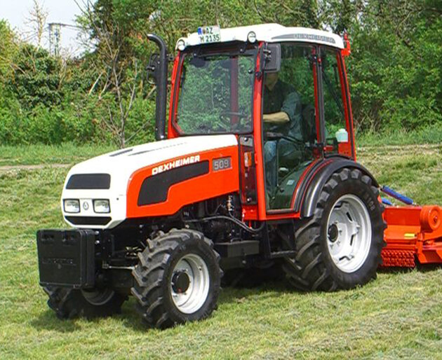 Traktor beim Arbeitseinsatz auf Grünfläche