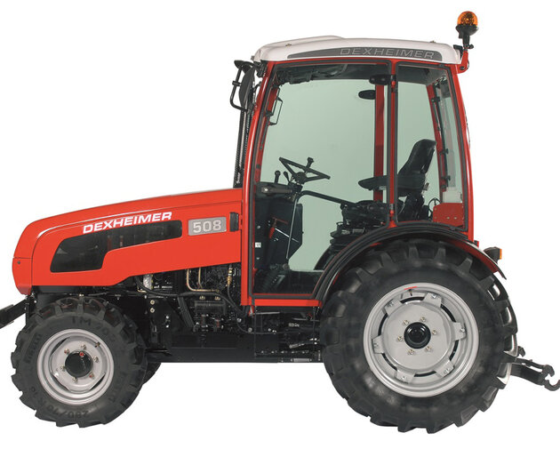 Freigestellter Traktor in Seitenansicht von links
