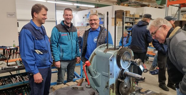 Besucher im Gespräch mit Mitarbeitern der Eicher Vertriebs Gmbh