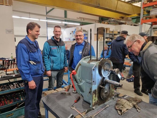 Besucher im Gespräch mit Mitarbeitern der Eicher Vertriebs Gmbh