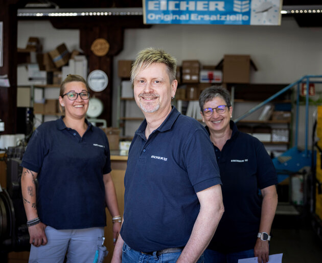 Mitarbeiter der Eicher Vertriebs GmbH im Ersatzteillager