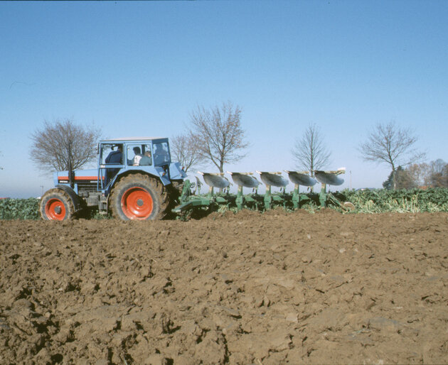 EICHER Schlepper in Aktion bei landwirtschaftlicher Arbeit