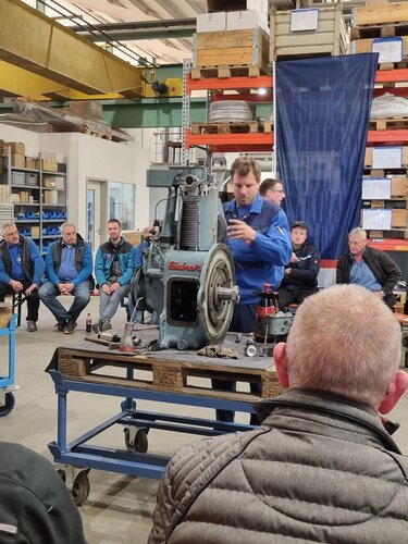 Mitarbeiter zeigen EICHER Ersatzteile am Messestand
