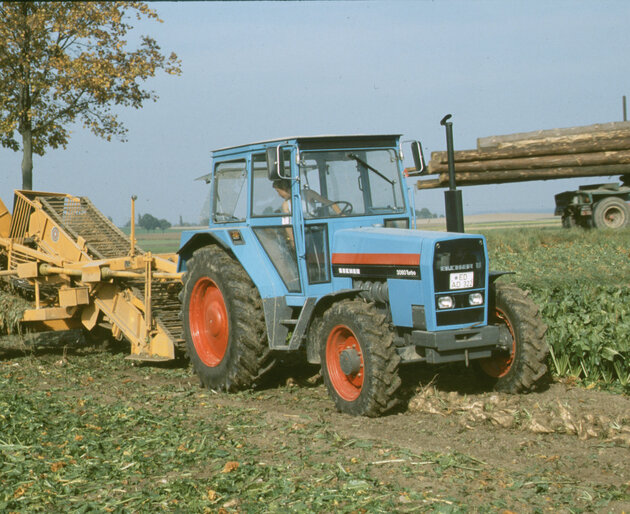 EICHER Traktor mit angebautem Gerät bei der Feldarbeit