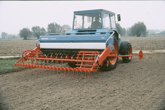 EICHER Schlepper bei der Feldarbeit 1987