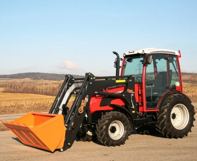 Einsatzbereiter Traktor mit Schaufel im Außengelände