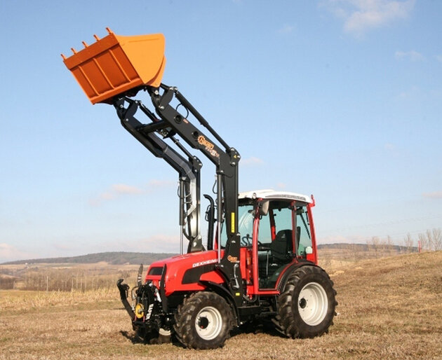 Traktor hebt Schaufel senkrecht in Fahrposition