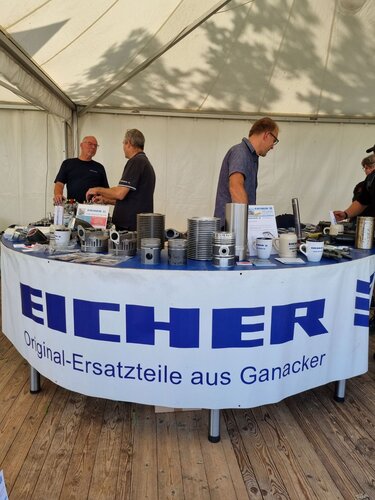 Besucher am Stand der Eicher Vertriebs GmbH