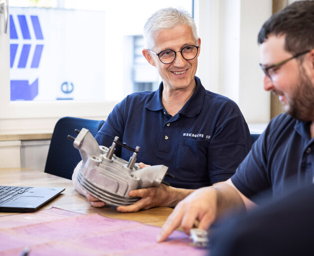 Mitarbeiter der Eicher Vertriebs GmbH bei einer Unterhaltung