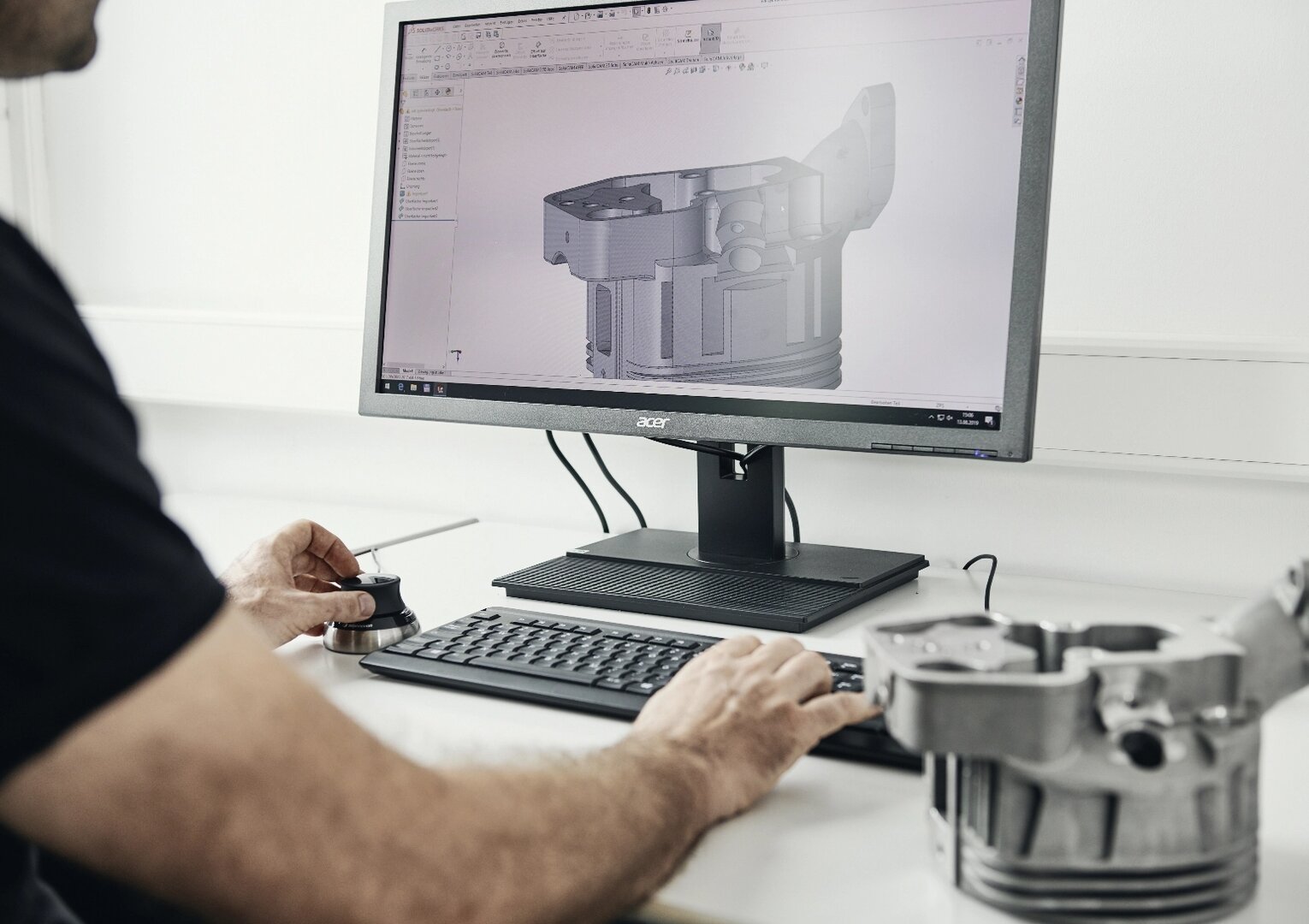 Ingenieur arbeitet mit CAD-Software an Traktor-Ersatzteil