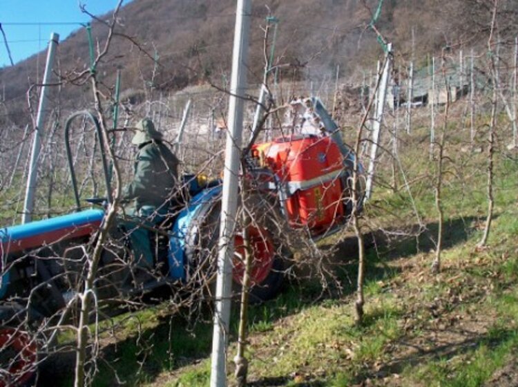 Einsatz von EICHER Maschinen in den Weinbergen Südtirols