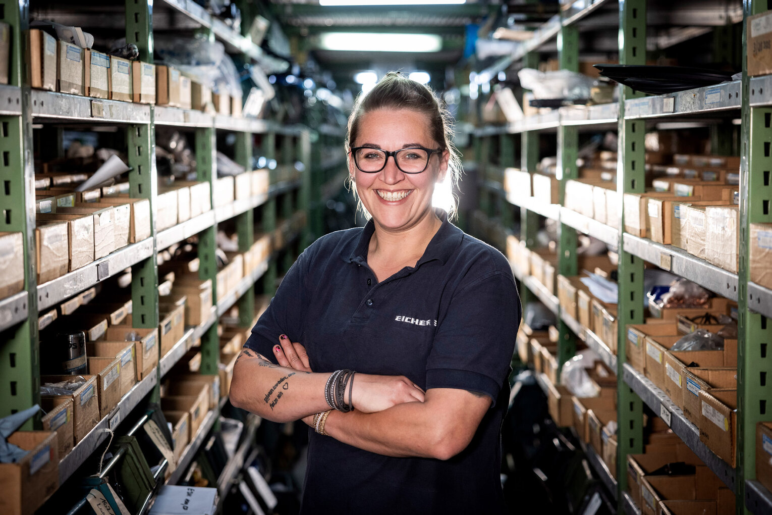 Mitarbeiter im Ersatzteillager der Eicher Vertriebs GmbH