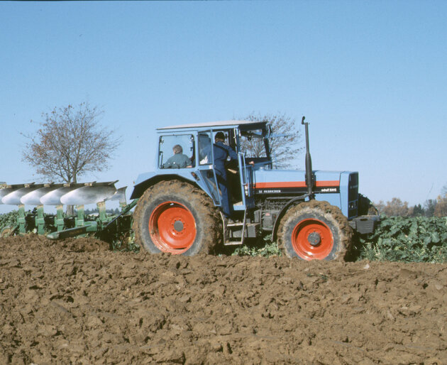 EICHER Schlepper auf dem Acker beim Pflügen