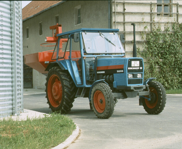 Historischer EICHER Traktor im Einsatz vor einem Gebäude